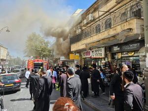 דרמה בגאולה: שריפה פרצה בפיצה המוכרת; 3 צוותים הוזנקו