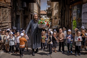 תיעוד מרהיב מסמטאותיה של שכונת מאה שערים | ילדי החמד הביאו ביכורים