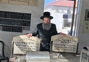 הרה"צ רבי יעקב יוסף הגר באוהל צדיקי בית ויז'ניץ בבני ברק 