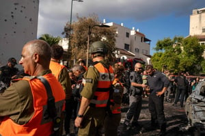 לוחמי פיקוד העורף בזירת פגיעה ישירה היום בקריית ביאליק