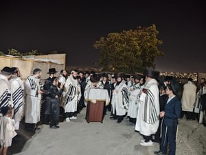 האדמו"ר מקופיטשניץ בקידוש לבנה עם צאת הצום של יום כיפור  