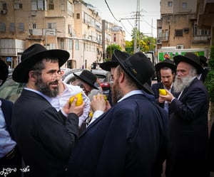 אווירת ערב חג ברחובותיה של העיר בני ברק 