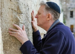 השחקן מאור שוויצר בכותל המערבי