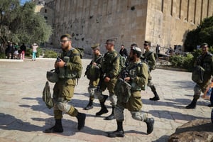 חיילים במערת המכפלה