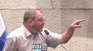 כסיף כינה את הלוחם "קיצוני ואלים" - ועורר זעם במליאה "שיירד מפה!"