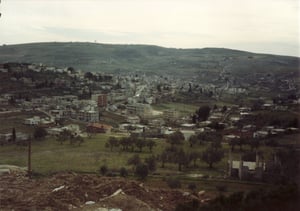 בינת ג'בייל, ינואר 1989. ברקע רכס מרון א-ראס