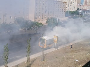 אוטובוס פולט עשן