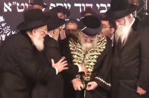 רגע השיא ביום ההיסטורי: הראש״ל הגר״ד יוסף לובש את גלימת ומצנפת הראשון לציון 