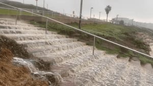 זרימת הגשם בחוף הים בתל אביב