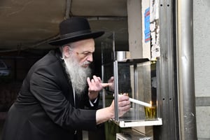 הגאון רבי חיים פיינשטיין בהדלקת נרות חנוכה