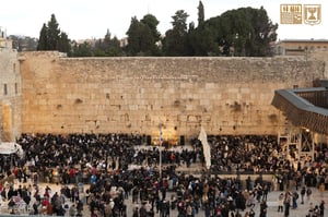 נר חמישי של חנוכה בכותל המערבי