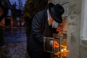 ניצול השואה הרב שמואל גפן בהדלקת נרות חנוכה במאה שערים