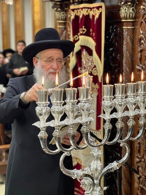 הגאון רבי ראובן אלבז בהדלקת נר חנוכה זאת חנוכה
