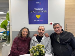 ירדן ביבס עם הוריו בבית החולים