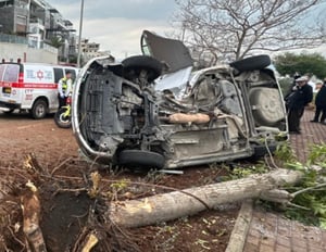 הרכב התנגש בעץ בעוצמה - והתהפך; כך חילצו את הנהג