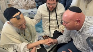 ראש עיריית טבריה בביקור חולים היום אצל הגר"ד קוק