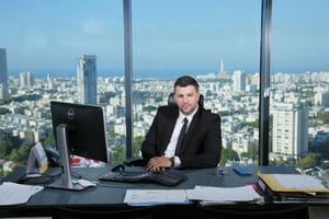 הרקע המקצועי של עו"ד שטרן כולל התמחות בפרקליטות