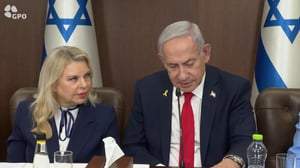 מידע חשאי? נתניהו: "יש לנו עד 24 חטופים חיים ברצועת עזה" | שרה לחשה: "פחות"