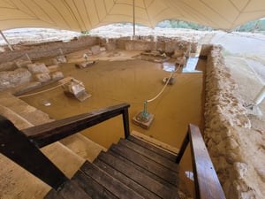 נזקים לאחר השיטפון בבית הכנסת העתיק בגן הלאומי עין גדי