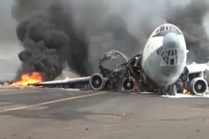 מטוס בוער לאחר התקיפה הישראלית בנמל התעופה בצנעא