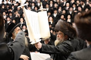 האדמו"ר מראחמיסטריוורקא בהכנסת ספר תורה של זוכה יד לאחים