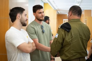 הרמטכ"ל עם שורדי השבי סשה טרופנוב ועומר שם טוב, ביום שישי