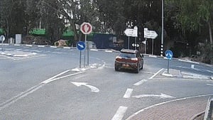 תיעוד מחריד: רוכב האופנוע דוהר ונכנס בעוצמה ברכב שיצא לצומת