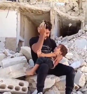 בוכה על בנו ש"נהרג" בהפצצות עד שהילד התחיל לגרד ברגל | צפו