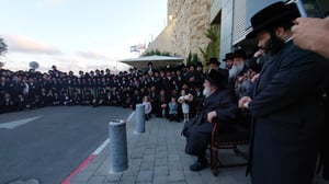 "הרבי פה": האדמו"ר מויז'ניץ נחת בארץ, החסידים בירכו "שהחיינו"