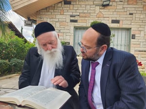 "בחביבותא" | הרב גרוסמן עם כותב השורות בלימוד חסידות