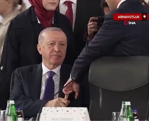 מביך: ארדואן אוחז באצבע של מקרון - ולא משחרר זמן רב