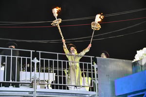 הרה"צ רבי אלימלך בידרמן בהדלקה ל"ג בעומר