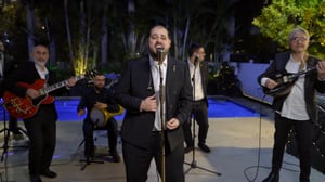 טל צמח במחרוזת חתנים קצבית ומרקידה