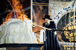 מעמד ההדלקה ע"י האדמו"ר מבאבוב - 45 ליל ל"ג בעומר