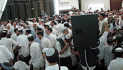 הריקודים, אתמול במרכז הרב.