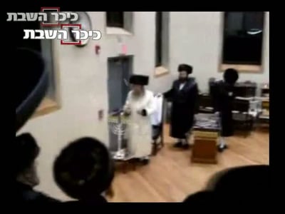 צפו: האדמו"ר מניקלשבורג בהדלקה