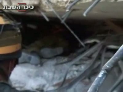 וידיאו מדהים: אחרי כמעט 100 שעות מחלצים אנשי פקע"ר ניצול חי מבין ההריסות