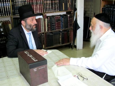 מחר: חתונת בתו של הרב אריה דרעי. צפו בו מזמין את גדולי ישראל לחתונה