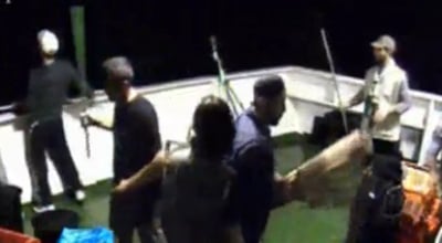 צפו: פעילי "השלום" מחכים לצה"ל