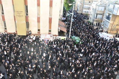 ויהי בנסוע: ספרי-התורה נקברו, אלפים מחו דמעה