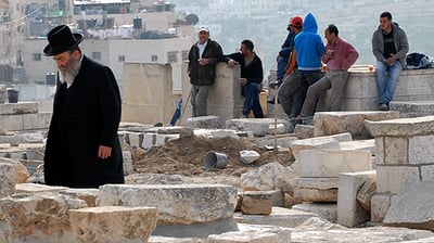 חרדי בהר-הזיתים. מאחור: ערבים