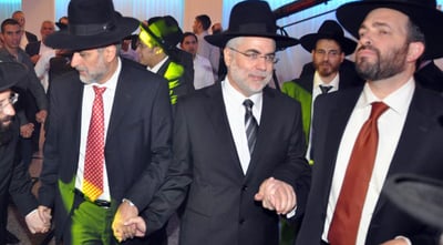 ריקוד משותף: השרים ישי ואטיאס מחבקים את בניזרי