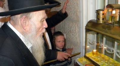 צפו בוידאו: הגר"א פינקל מדליק, הבחורים רוקדים