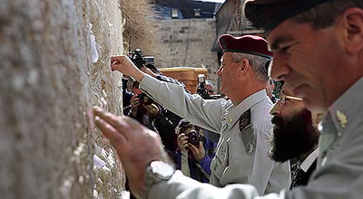 נושאים תפילה: אשכנזי וגנץ הטמינו פתק בכותל המערבי
