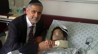 תמונות בלעדיות: ישי מבקר את הפצועים בהוראת הגר"ע