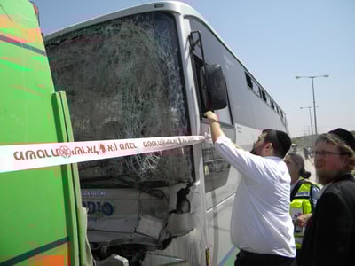 נגמר בנס:  "סופרבוס" התנגש במשאית, שניים נפצעו
