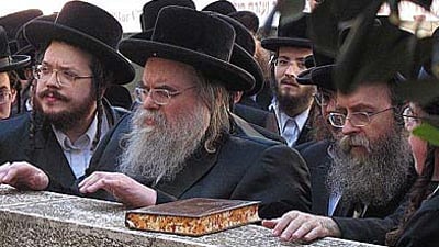 האדמו"ר מבעלזא במהלך המעמד