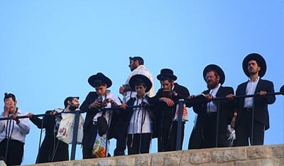 מתפללים במירון, הבוקר