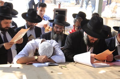 ערב ראש חודש סיון: אדמו"רים ורבנים בתפילה בוקעת רקיעים