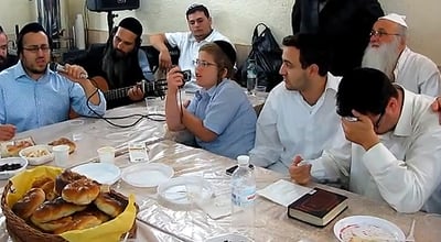 מרטיט: חסיד שיצא לתרבות רעה חוזר בתשובה בשידור-חי